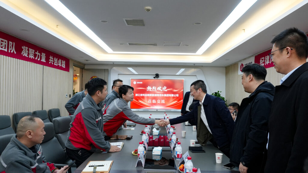 吉利商用车集团莅临Z6尊龙凯时物流进行交流